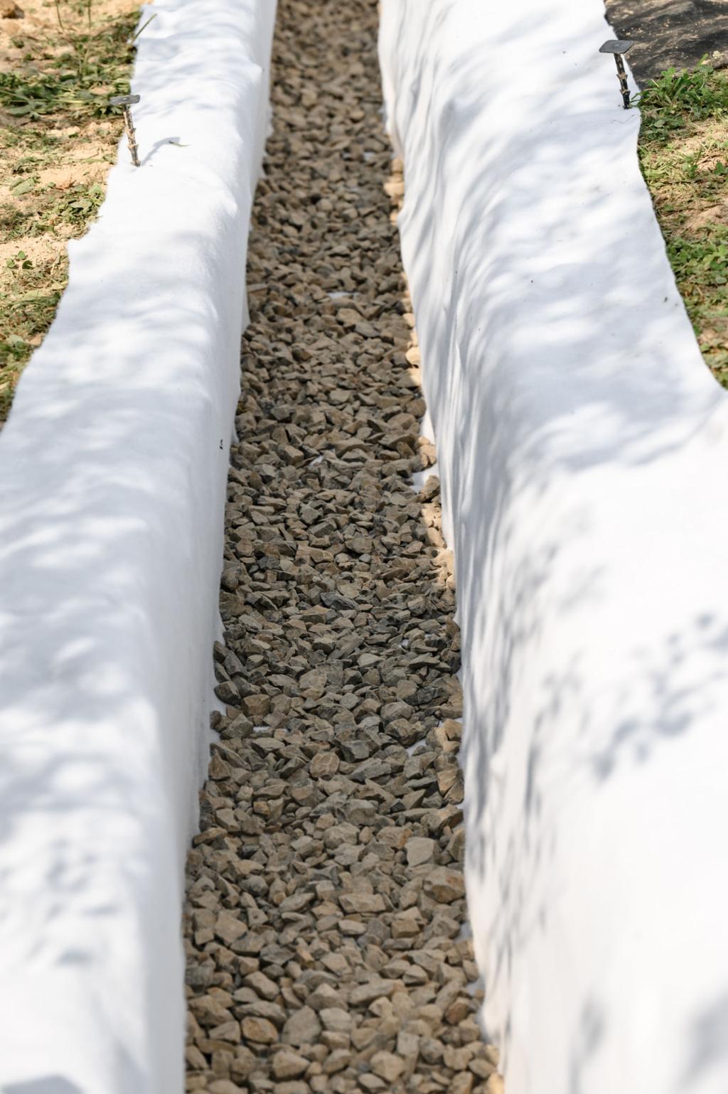 drainage installation using gravel and aggregate materials